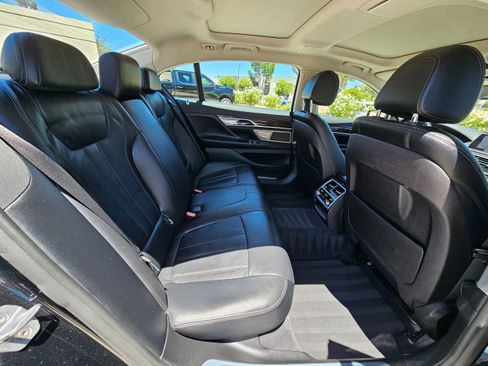 Used 2018 BMW 740i image 32