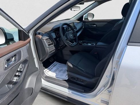 Used 2023 Nissan Rogue SV image 4