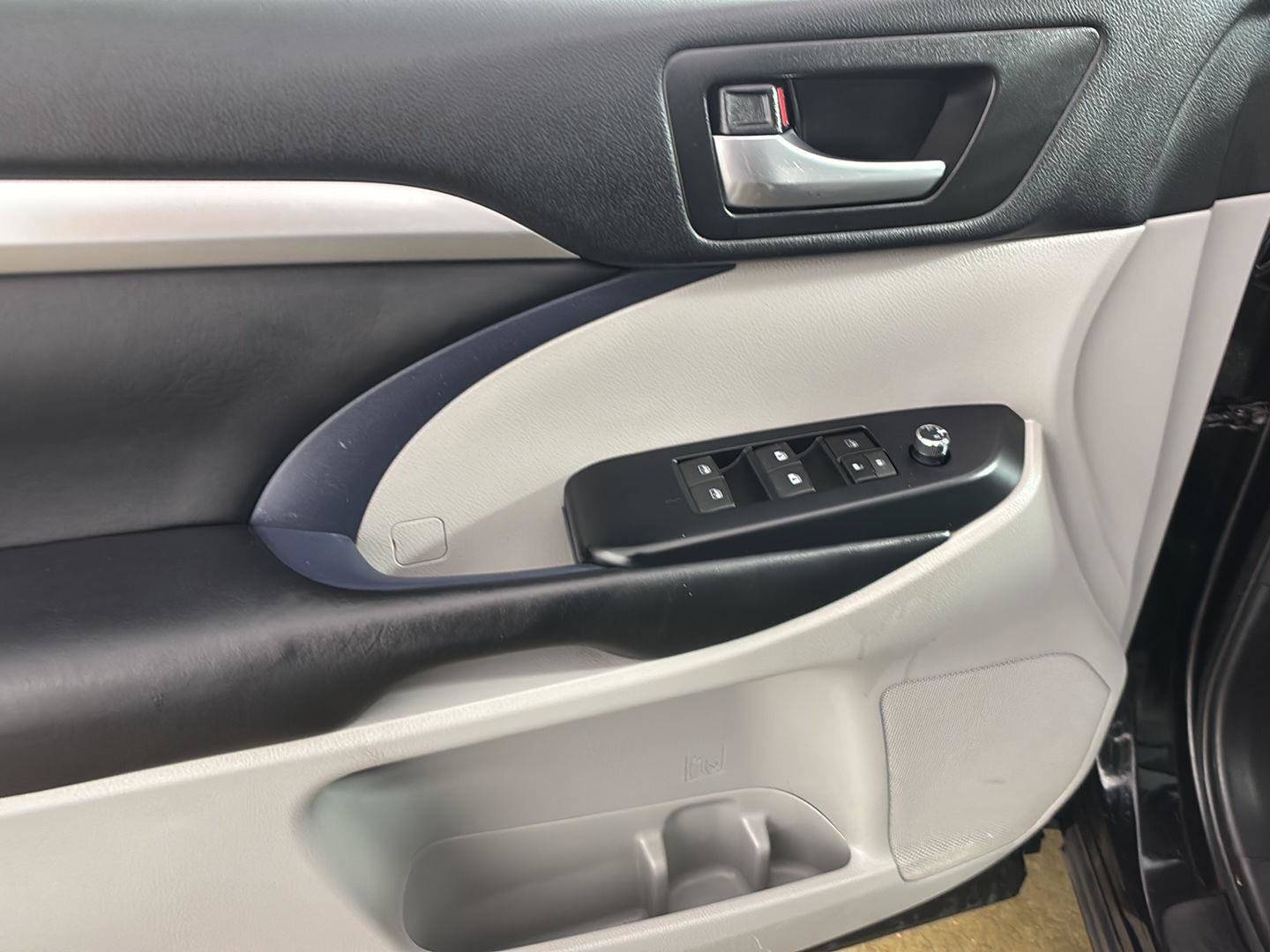 Used 2018 Toyota Highlander XLE AWD/4WD image 28