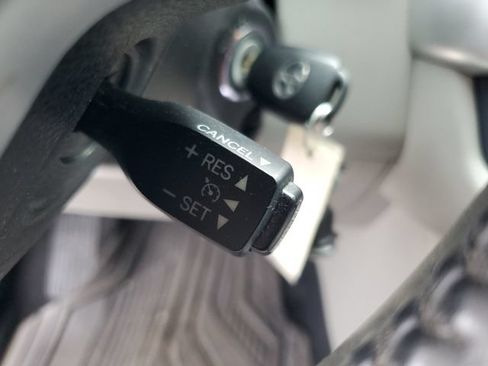 Used 2016 Toyota Highlander Plus FWD image 13