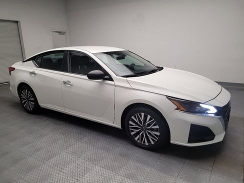 Used 2025 Nissan Altima 2.5 SV FWD image 11