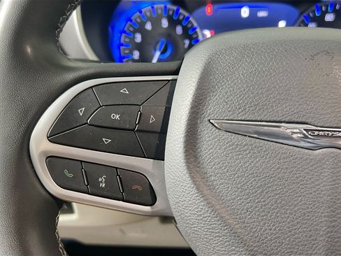 Used 2023 Chrysler Pacifica Touring-L image 18