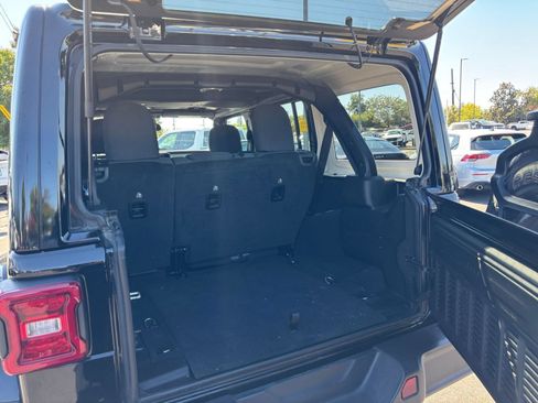 Used 2025 Jeep Wrangler Unlimited Sahara AWD/4WD image 26