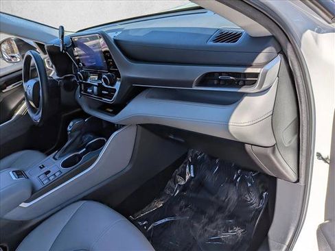 Used 2023 Toyota Highlander XLE image 24