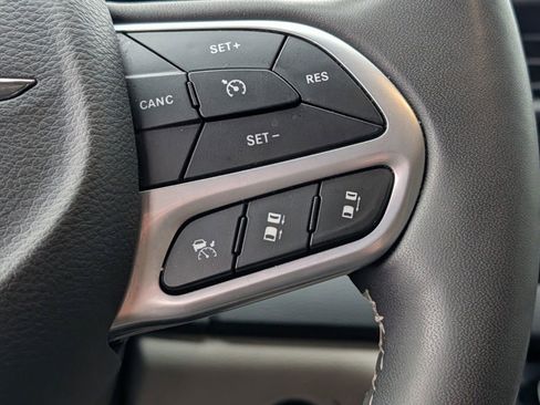 Used 2023 Chrysler Pacifica Touring-L image 29