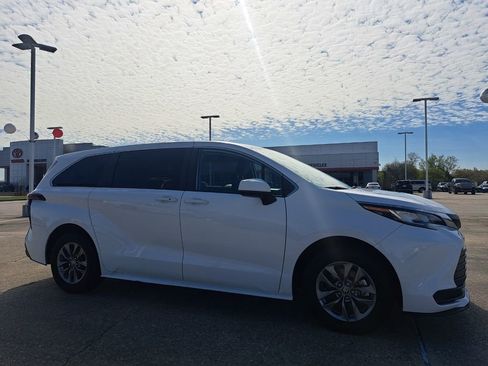 Used 2023 Toyota Sienna LE image 3