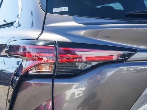 Used 2022 Toyota Sienna Limited FWD image 7