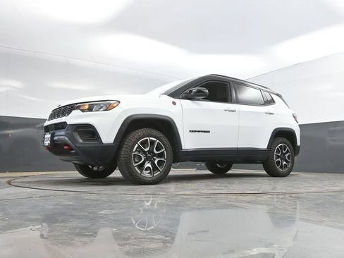 Used 2025 Jeep Compass Trailhawk AWD/4WD image 51