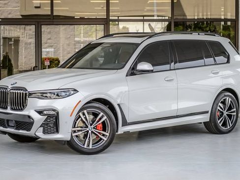Used 2022 BMW X7 xDrive40i w/ M Sport Package AWD/4WD image 2