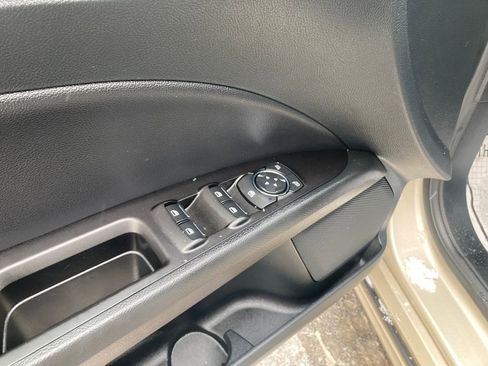 Used 2017 Ford Fusion SE w/ Fusion SE Technology Package image 14