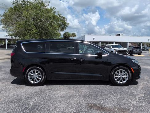 Used 2026 Chrysler Pacifica Limited FWD image 3