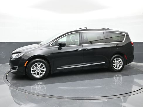 Used 2020 Chrysler Pacifica Touring-L image 5