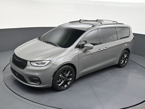 Used 2022 Chrysler Pacifica Limited w/ S Appearance Package image 13