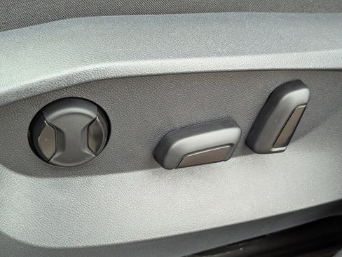 Used 2025 Volkswagen Taos SE w/ Panoramic Sunroof Package image 27