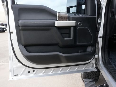 Used 2019 Ford F250 Lariat w/ Lariat Ultimate Package image 18