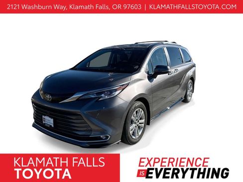 Used 2022 Toyota Sienna Platinum image 1