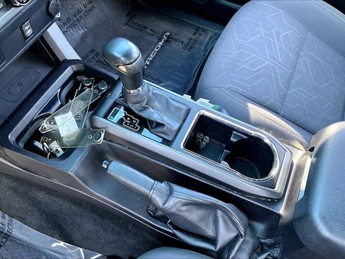 Used 2016 Toyota Tacoma TRD Sport image 14