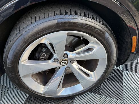 Used 2020 Bentley Bentayga Plug-In Hybrid AWD/4WD image 14