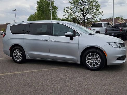 Used 2022 Chrysler Voyager LX FWD image 9
