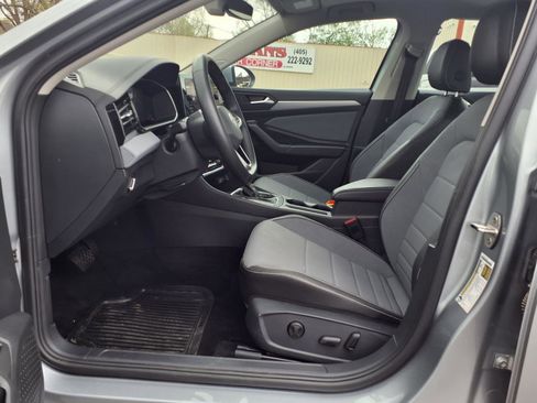 Used 2025 Volkswagen Jetta SE FWD image 11