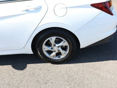 Used 2021 Hyundai Elantra SE FWD image 4