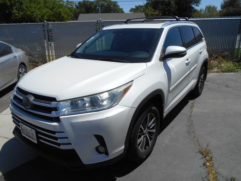 Used 2018 Toyota Highlander XLE AWD/4WD image 3