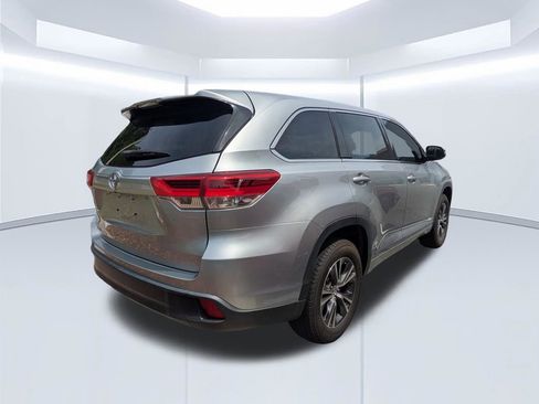 Used 2017 Toyota Highlander LE FWD image 3