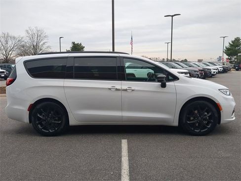 New 2026 Chrysler Pacifica Select image 3