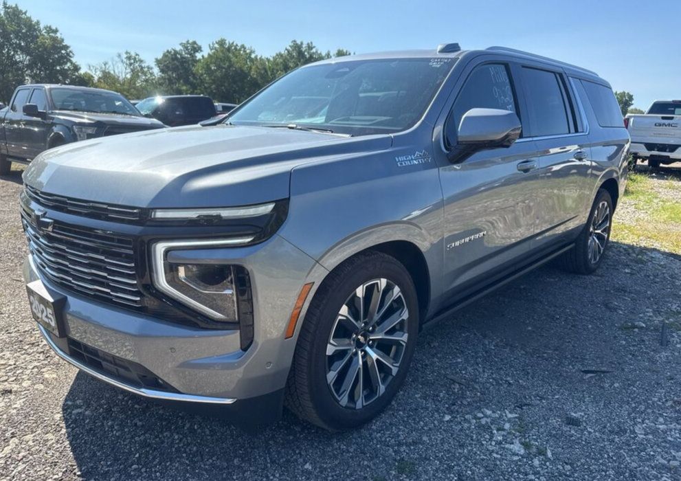 Used 2025 Chevrolet Suburban High Country AWD/4WD image 2