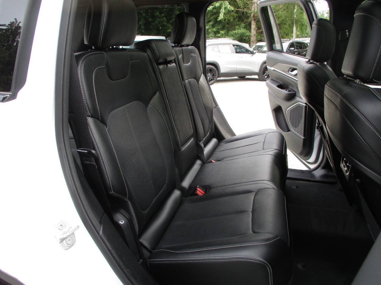 Used 2023 Jeep Grand Cherokee Overland AWD/4WD image 31