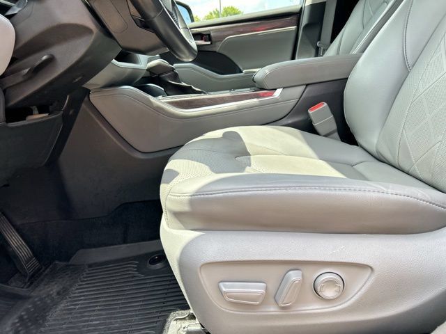 Used 2022 Toyota Highlander Platinum AWD/4WD image 35