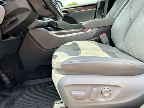 Used 2022 Toyota Highlander Platinum AWD/4WD image 35