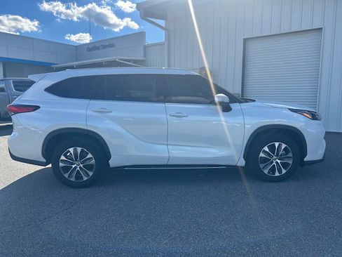 Used 2022 Toyota Highlander XLE image 6