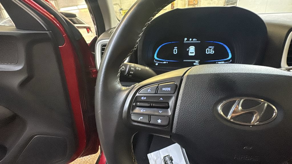 Used 2025 Hyundai Venue Limited FWD image 16