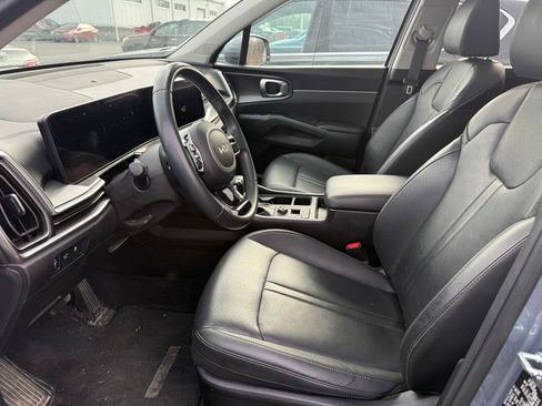 Used 2025 Kia Sorento EX w/ Panoramic Sunroof Package image 3
