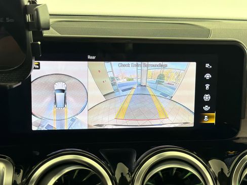 Used 2023 Mercedes-Benz GLB 250 image 32