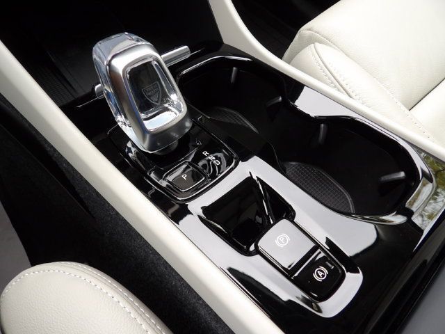 Certified 2024 Volvo XC40 B5 Plus w/ Climate Package AWD/4WD image 24