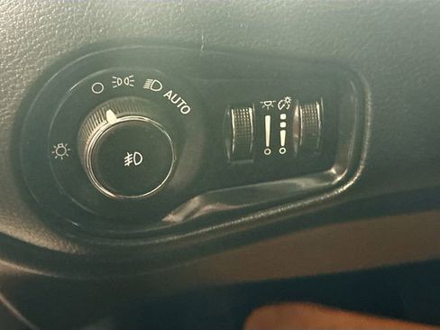 Used 2015 Jeep Renegade Latitude w/ Popular Equipment Group image 11