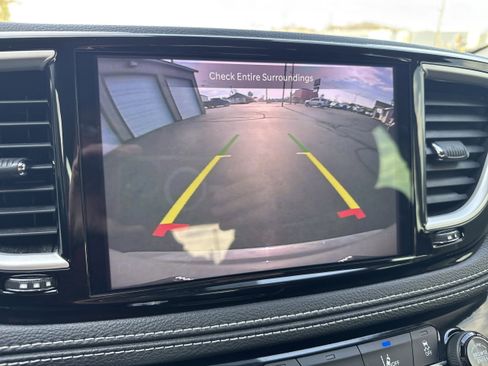 Used 2023 Chrysler Pacifica Touring-L image 18