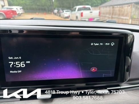 Used 2024 Kia Carnival EX FWD image 19