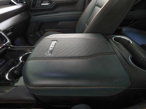 Used 2025 GMC Yukon AT4 w/ AT4 Premium Plus Package AWD/4WD image 31