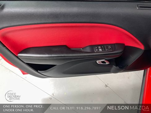 Used 2015 Dodge Challenger SXT image 18