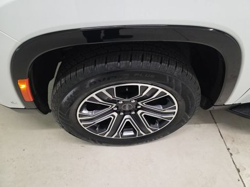 Used 2025 Jeep Wagoneer L 4WD image 2