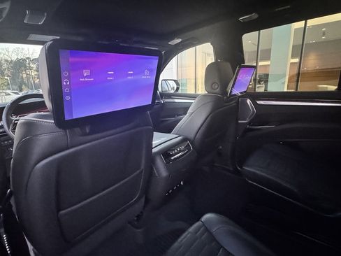 Used 2025 Cadillac Escalade Sport Platinum w/ LPO, ONYX Package image 17