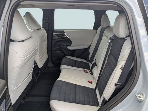 New 2026 Mitsubishi Outlander SE image 13