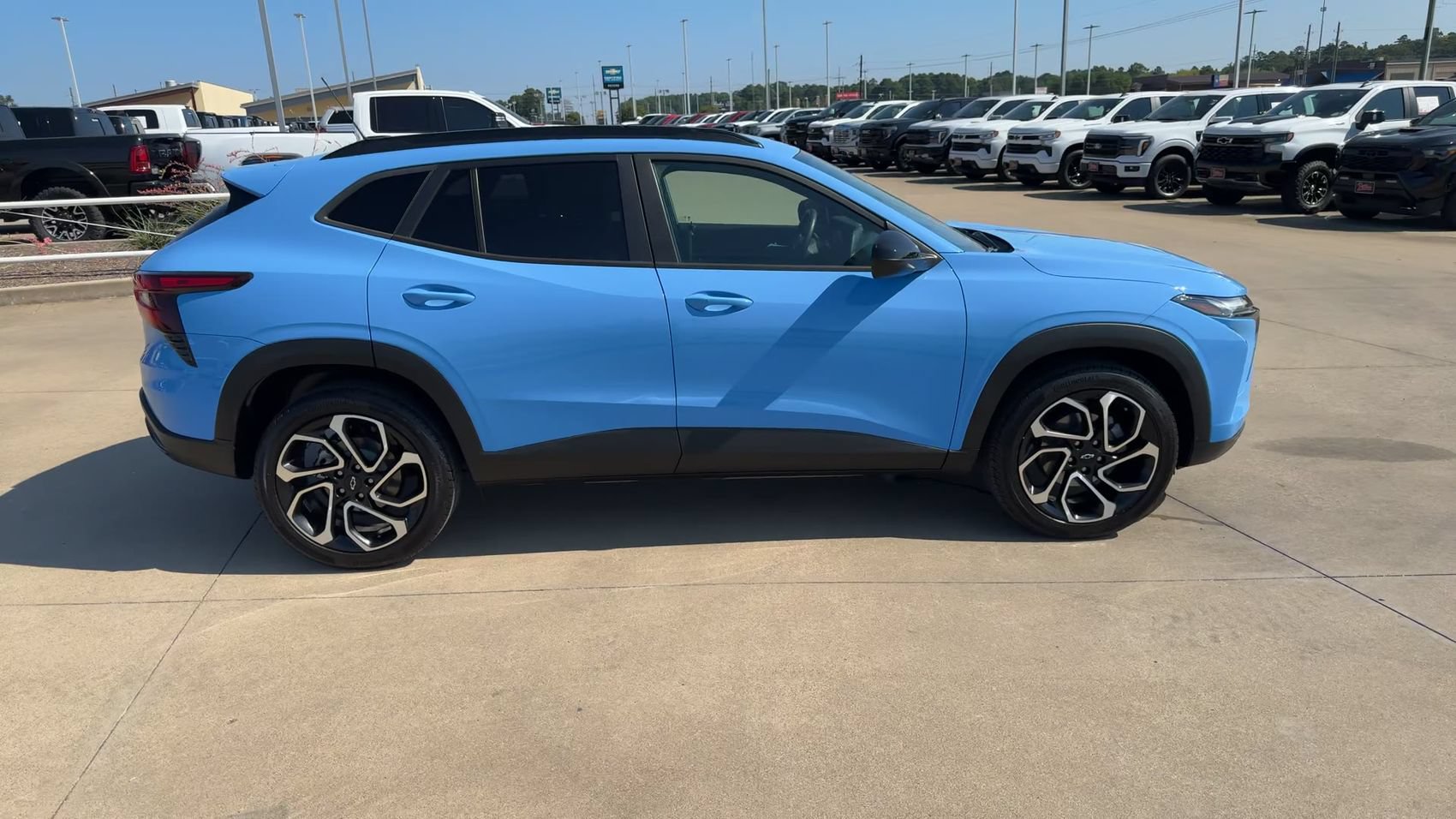 Used 2024 Chevrolet Trax RS w/ Sunroof Package FWD image 2