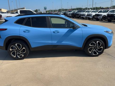 Used 2024 Chevrolet Trax RS w/ Sunroof Package FWD image 2