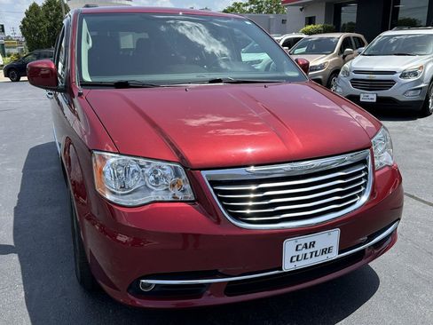 Used 2016 Chrysler Town & Country Touring w/ Driver Convenience Group FWD image 5