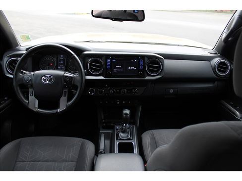 Used 2018 Toyota Tacoma TRD Off-Road w/ Technology Package image 10