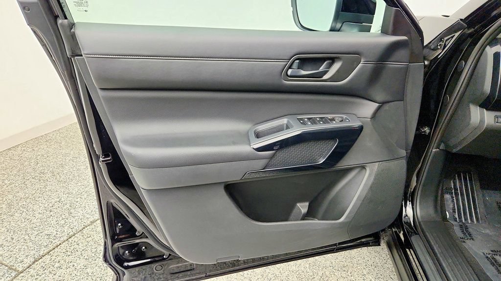 Used 2024 Nissan Pathfinder S AWD/4WD image 10